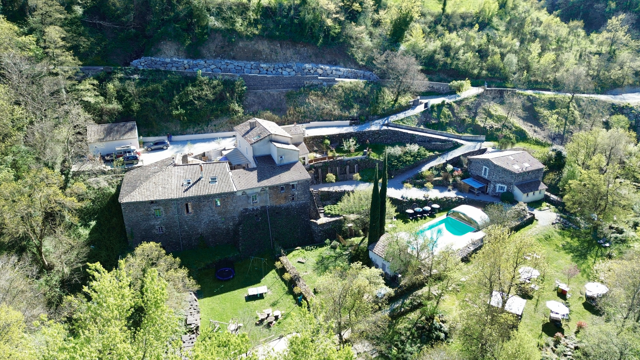 Domaine de caractère de 380m2 avec gîtes, piscine et rivière à Rochessauve