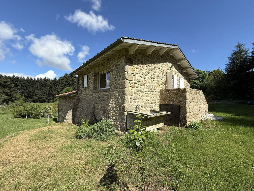 Maison en pierre rénovée de 44 m2 avec terrain et dépendances à BOFFRES